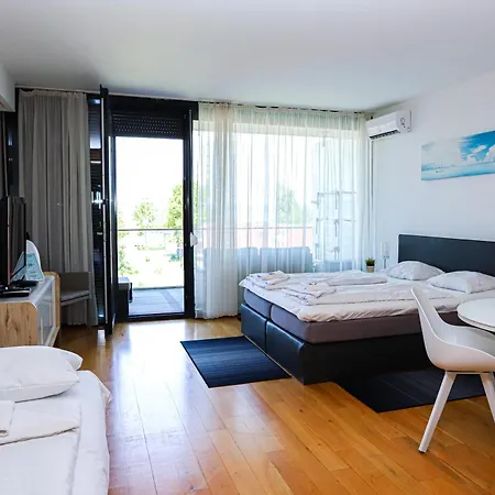 Bl Lakeview With Pool